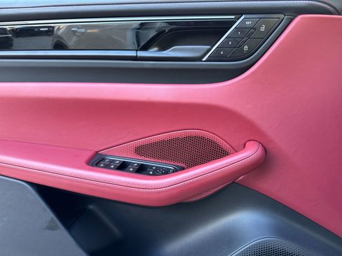 Certified 2025 Porsche Macan Electric image 12