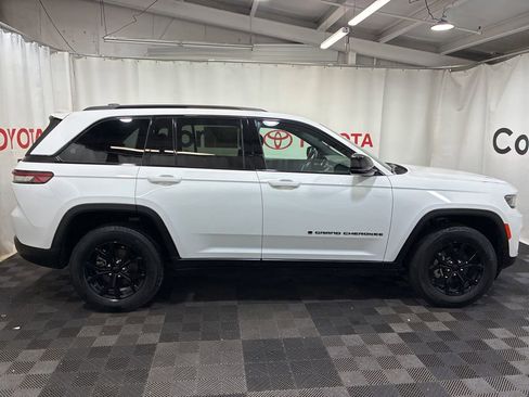 Used 2025 Jeep Grand Cherokee Altitude AWD/4WD image 10
