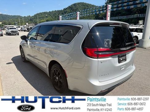 Used 2024 Chrysler Pacifica Touring-L FWD image 6