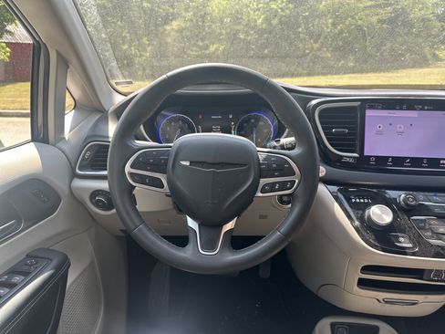 Used 2023 Chrysler Pacifica Touring-L FWD image 22