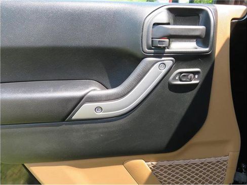 Used 2018 Jeep Wrangler Unlimited Sahara w/ Max Tow Package image 33