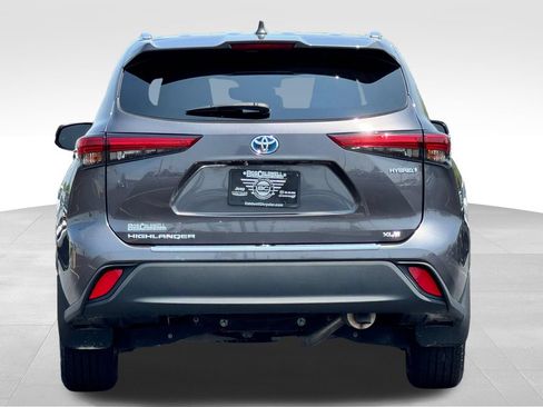 Used 2021 Toyota Highlander XLE AWD/4WD image 6
