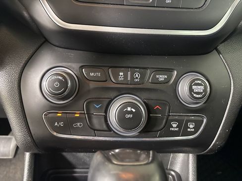 Used 2022 Jeep Cherokee Latitude w/ Sun & Sound Group AWD/4WD image 17
