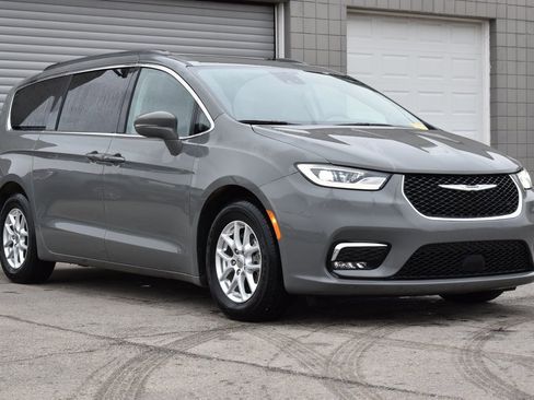 Used 2022 Chrysler Pacifica Touring-L image 3
