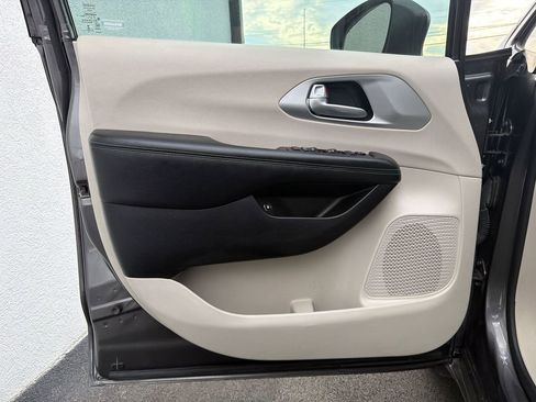 Used 2018 Chrysler Pacifica Touring-L image 24