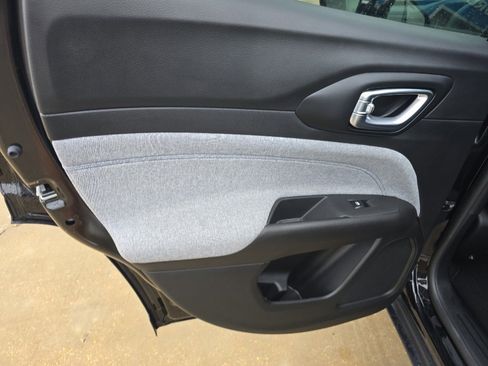 Used 2025 Jeep Compass Latitude image 11