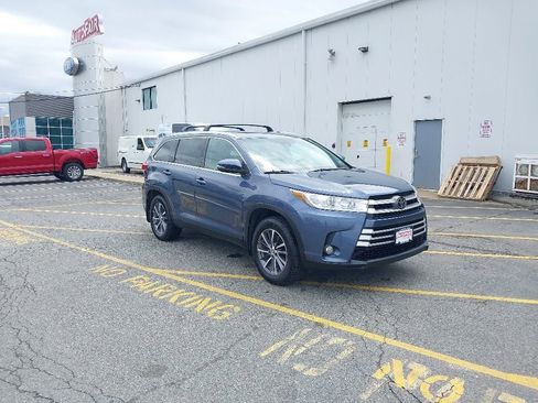Used 2019 Toyota Highlander XLE AWD/4WD image 1