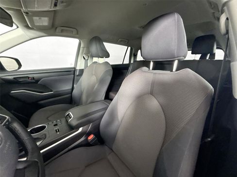 Certified 2024 Toyota Highlander LE image 3