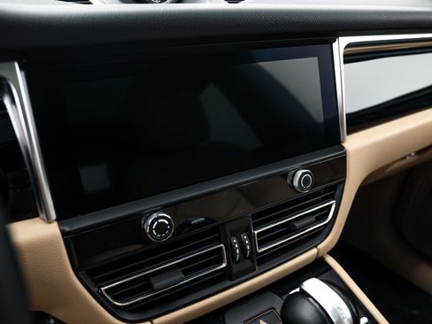 Certified 2024 Porsche Macan AWD/4WD image 19