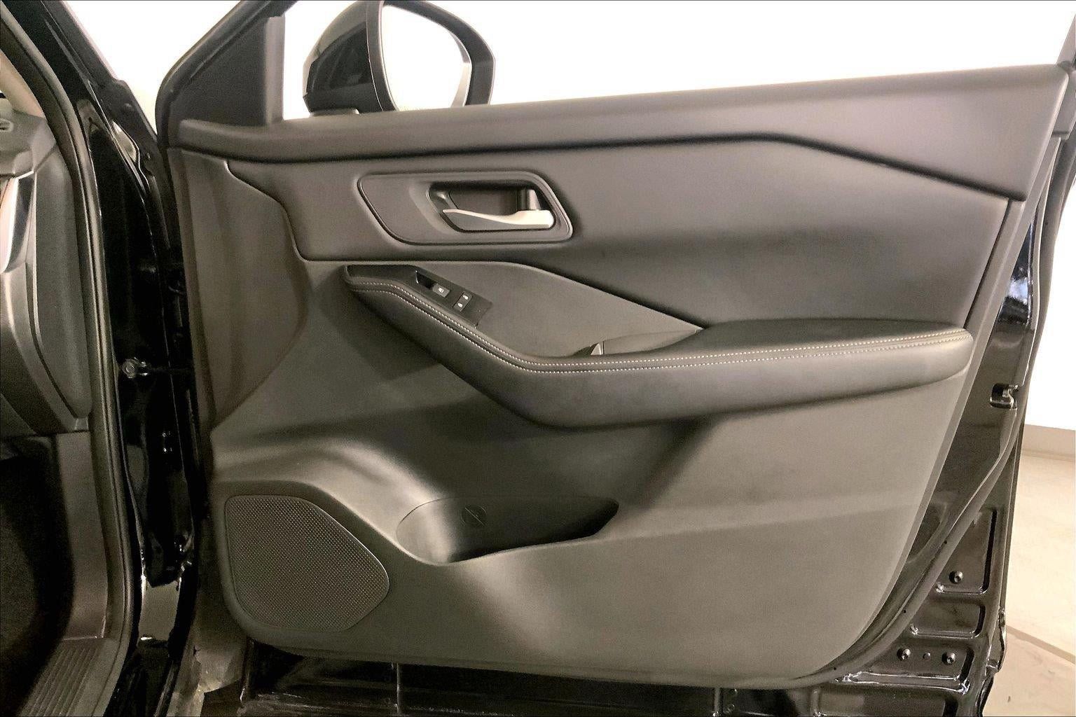 Used 2025 Nissan Rogue SV FWD image 25