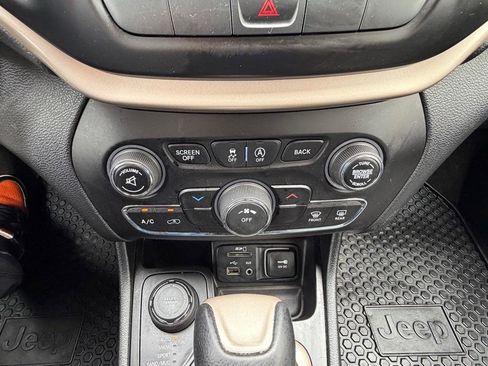 Used 2015 Jeep Cherokee Latitude w/ Cold Weather Group AWD/4WD image 32