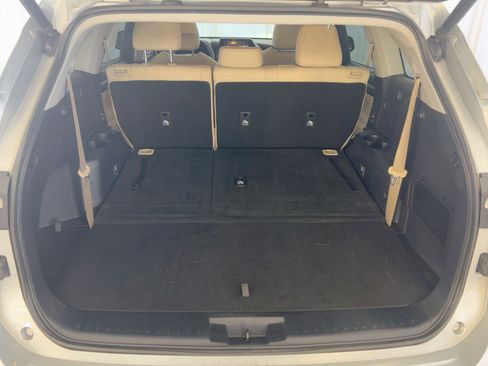 Used 2020 Toyota Highlander XLE image 32