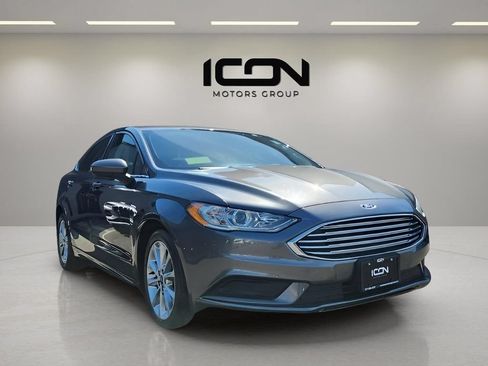 Used 2017 Ford Fusion SE w/ Fusion SE Technology Package FWD image 4