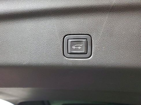 Used 2021 Chevrolet Tahoe Premier RWD image 9