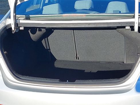 Used 2017 Hyundai Elantra SE image 11