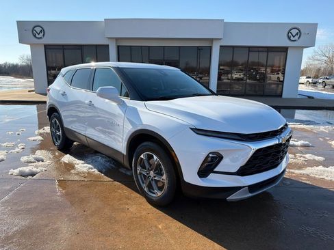 Used 2025 Chevrolet Blazer LT image 2
