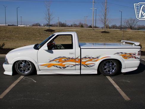 Used 2000 Chevrolet S10 Pickup Xtreme w/ Preferred Equipment Group image 2