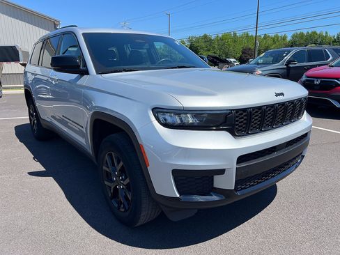 Used 2024 Jeep Grand Cherokee L Altitude AWD/4WD image 13