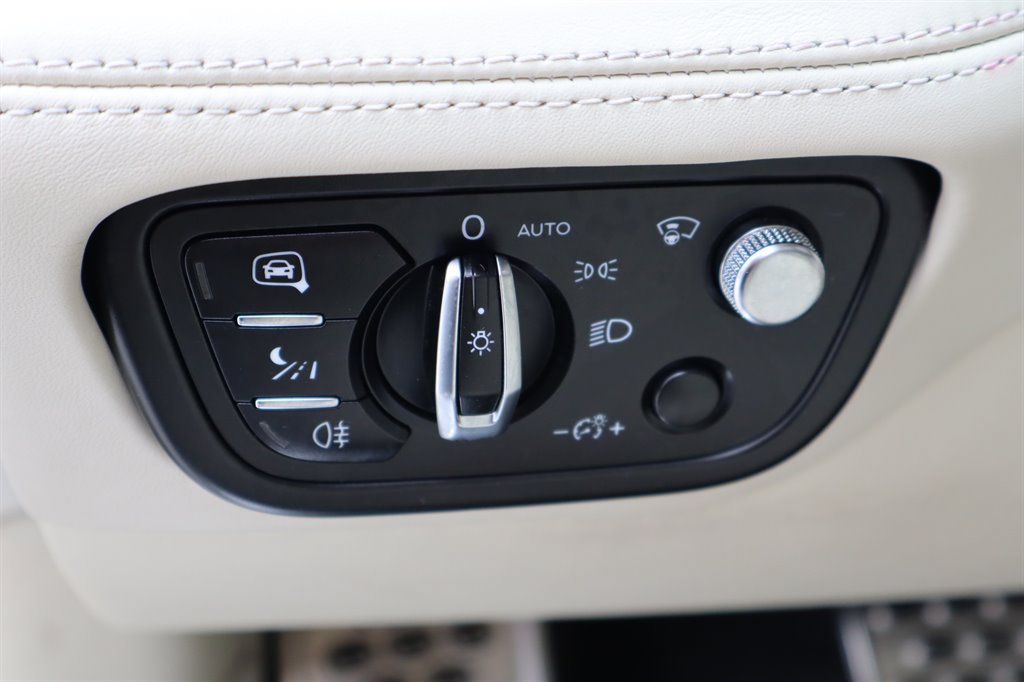 Used 2017 Bentley Bentayga AWD/4WD image 47
