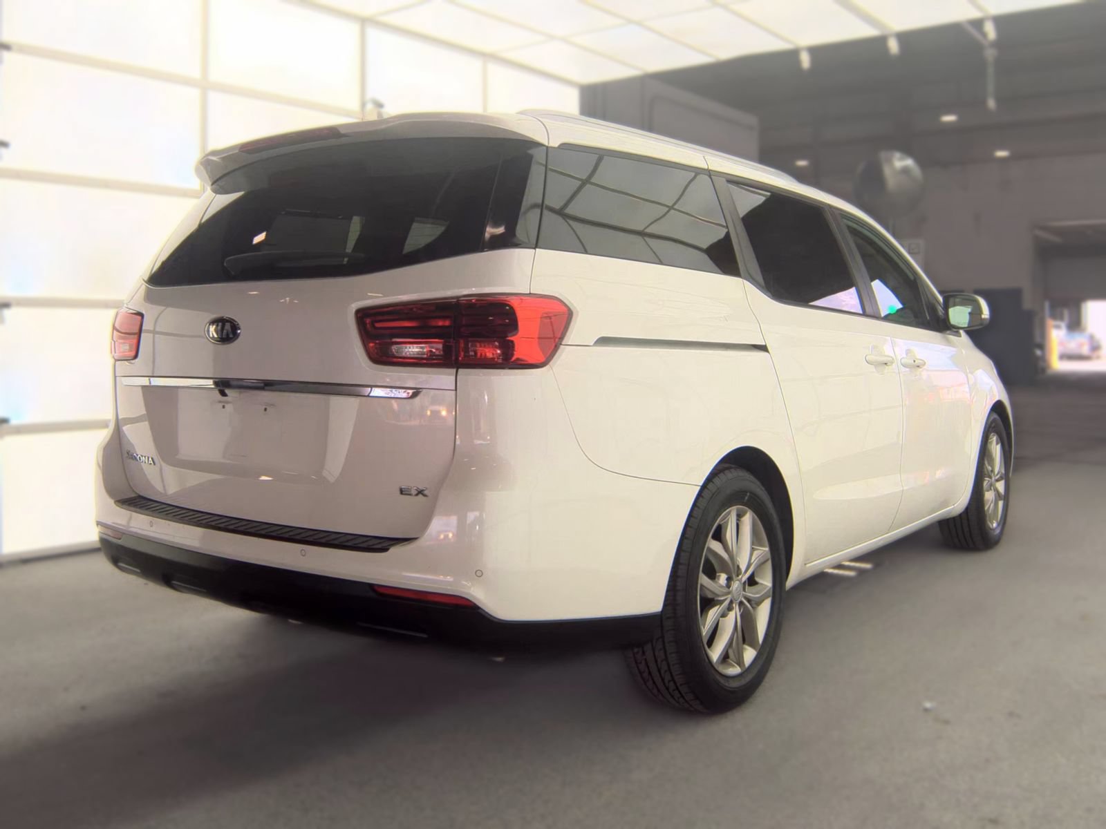 Used 2020 Kia Sedona EX FWD image 2