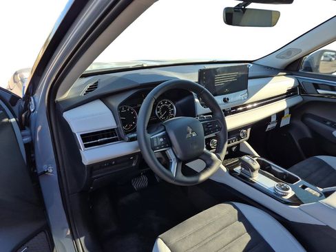 New 2026 Mitsubishi Outlander SE image 15