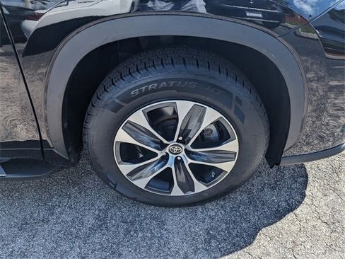 Used 2023 Toyota Highlander XLE image 24