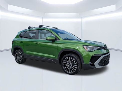 Used 2025 Volkswagen Taos SE FWD image 2