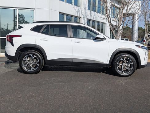 Used 2025 Chevrolet Trax LT w/ Driver Confidence Package image 3