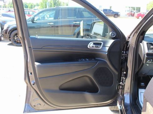 Used 2021 Jeep Grand Cherokee Laredo X image 9