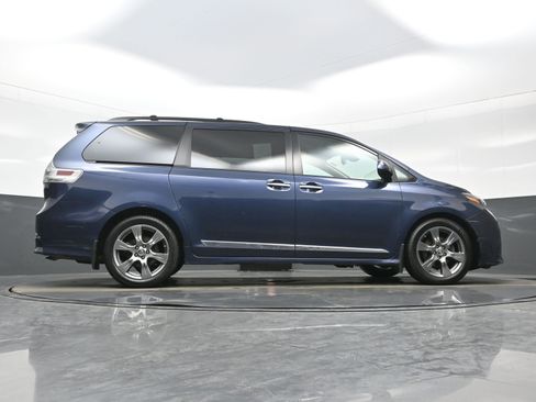 Used 2019 Toyota Sienna SE w/ SE Preferred Package image 35