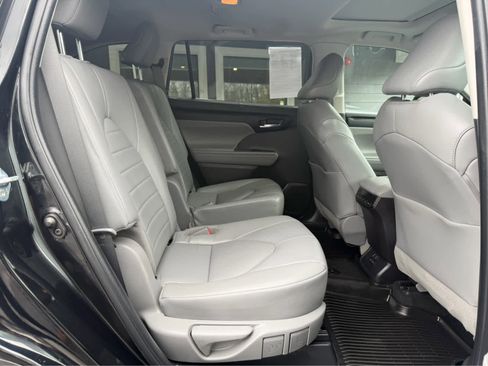 Used 2022 Toyota Highlander XLE AWD/4WD image 19