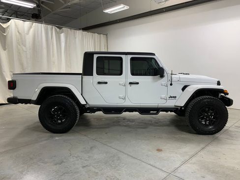 Used 2023 Jeep Gladiator Sport image 10