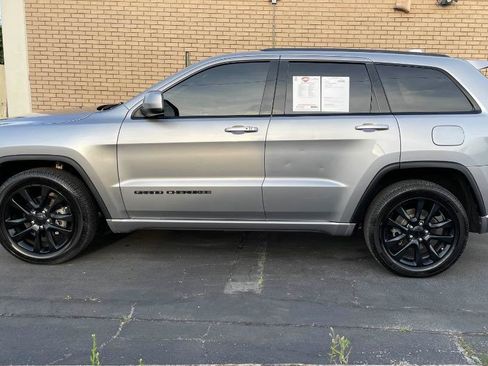Used 2017 Jeep Grand Cherokee Altitude RWD image 2