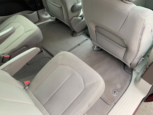 Used 2017 Chrysler Pacifica Touring FWD image 32