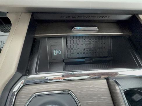 Used 2024 Ford Expedition Limited image 16