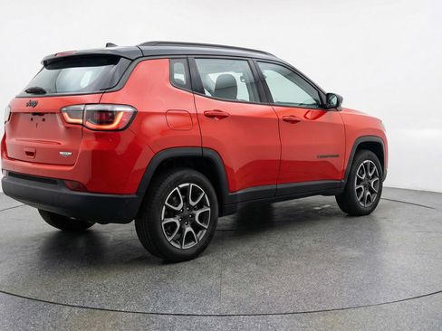 Used 2025 Jeep Compass Trailhawk image 9