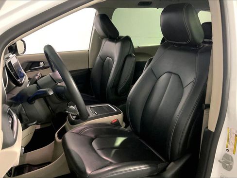 Used 2024 Chrysler Pacifica Touring-L FWD image 22