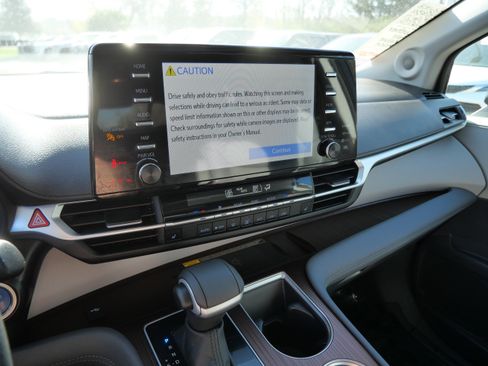 Used 2024 Toyota Sienna XLE w/ XLE Plus Package FWD image 23