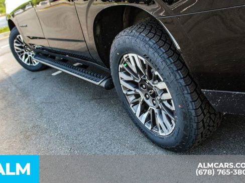 Used 2025 Chevrolet Suburban Z71 AWD/4WD image 15