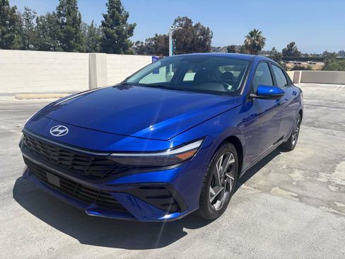 Used 2025 Hyundai Elantra Limited FWD image 4