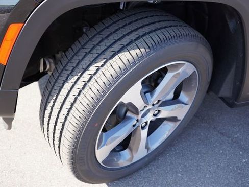 New 2025 Jeep Grand Cherokee Limited w/ Trailer Tow Package AWD/4WD image 9