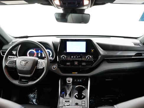 Used 2025 Toyota Highlander XSE AWD/4WD image 14