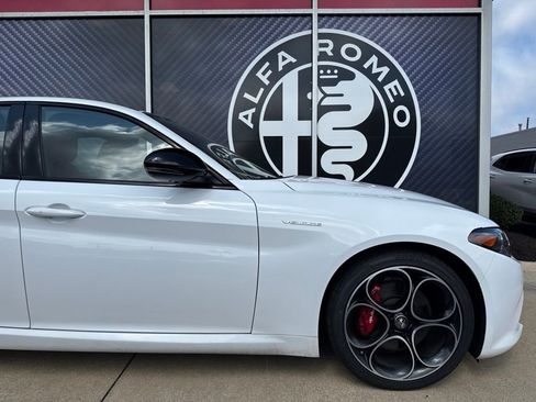 Used 2023 Alfa Romeo Giulia Veloce AWD/4WD image 3