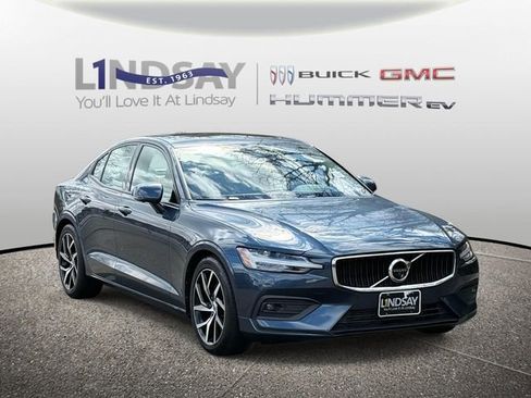 Used 2020 Volvo S60 T5 Momentum image 1