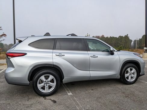 Used 2023 Toyota Highlander L image 19