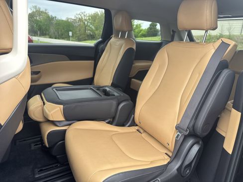 Used 2024 Kia Carnival LX image 9