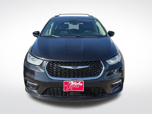 Used 2022 Chrysler Pacifica Touring-L FWD image 2