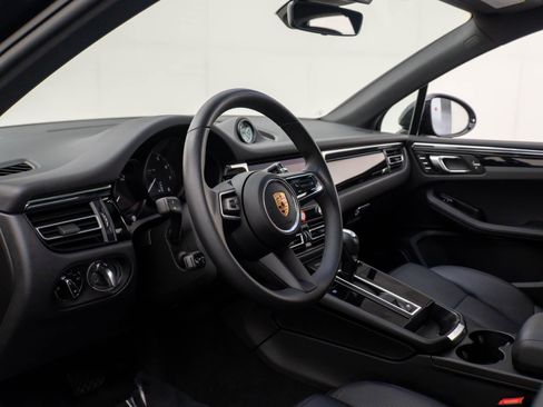 Certified 2025 Porsche Macan image 4