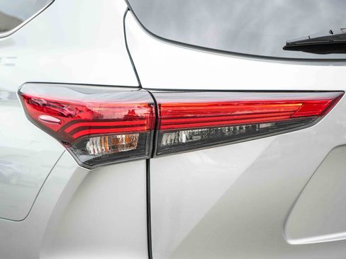 Used 2022 Toyota Highlander XLE image 9