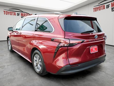 Used 2021 Toyota Sienna XLE w/ XLE Plus Package FWD image 3